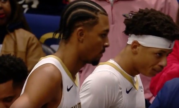 新球体育-不仅会扔三分！墨菲抢断反击表演单臂滑翔拉满战斧劈扣！