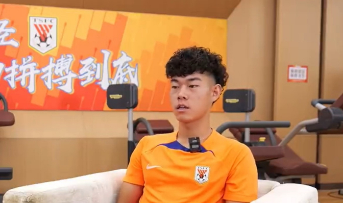 新球体育下载-报废了？何小珂才22岁踢不上中乙，球迷：可退役当青训教练|青岛市|中超|青岛西海岸|球队|中甲_新浪体育_新浪新闻