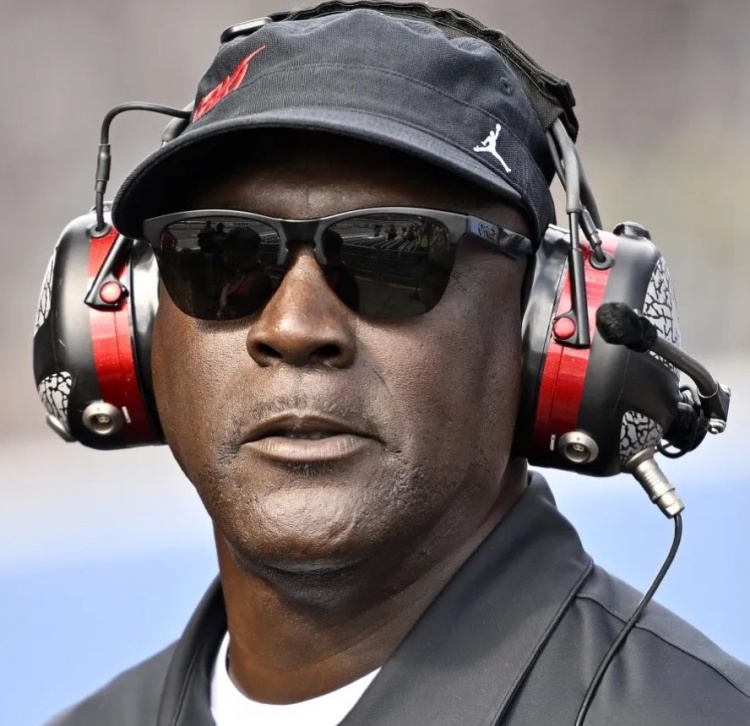 新球体育-NBA球员收入哪家强？乔丹45亿居首 LBJ压奥胖 科五库六&amp;三少前十